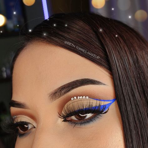 #popdecolor #azul #maquillaje #social #ibethtorres Makeup Azul, Prom Makeup, Chris Hemsworth, Quince, Maquillaje De Ojos, Fashion Makeup, Sofia, Hair Wrap, Makeup Looks