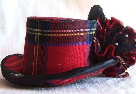 Tartan Hat, Plaid Hat, Tartan Fashion, Style Anglais, Love Hat, Plaid Top, Red Tartan, Scottish Tartans, Plaid Fashion