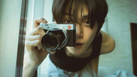 Moa Diary, Choi Daniel, Yeonjun Txt, Txt Yeonjun, Picture Icon, Pose Reference Photo, Retro Aesthetic, Kpop Aesthetic, Blue Aesthetic