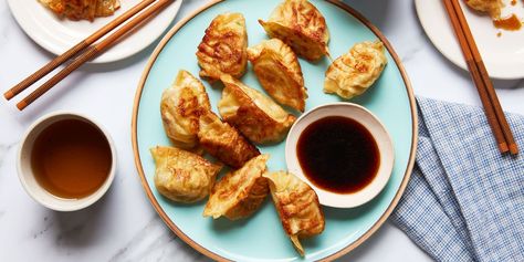 These pan-fried dumplings are among the best selling items at Nom Wah Tea Parlor in New York City. Cabbage Dumplings, Longevity Noodles, Dumpling Dipping Sauce, Pan Fried Dumplings, Food Savory, Dumpling Filling, Chicken And Cabbage, Pan Fried Chicken, Dumpling Wrappers