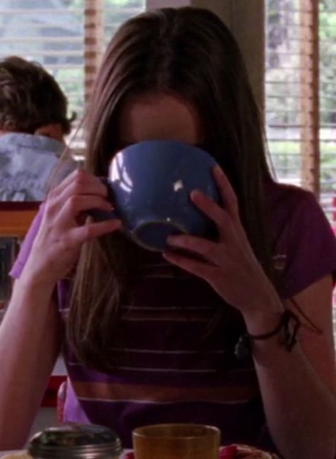 99 Times the Gilmore Girls Drank Coffee Will Satisfy Your Caffeine Needs Estilo Rory Gilmore, Herbst Bucket List, Gilmore Girl, Alexis Bledel, Lorelai Gilmore, I Love Cinema, Stars Hollow, Bella Swan, Chuck Norris