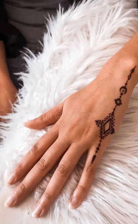 simple Henna designs, minimal henna designs, henna designs for kids, henna designs for hand, henna Designs palm, simple henna designs for beginners, henna designs for hand easy, mehndi designs, wedding henna designs, henna hand designs Modern Mehndi Designs Front Hand, Minimal Henna Designs, Minimal Henna, Small Henna Tattoos, Small Henna Designs, Henne Tattoo, Cream Tattoo, Cute Henna Tattoos, Modern Mehndi