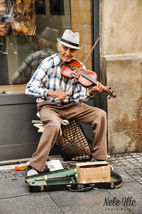 Radio Studio, Street Photography People, Life Drawing Reference, Human Figure Sketches, Street Musician, Sketches Of People, People Figures, People Poses, The Violin