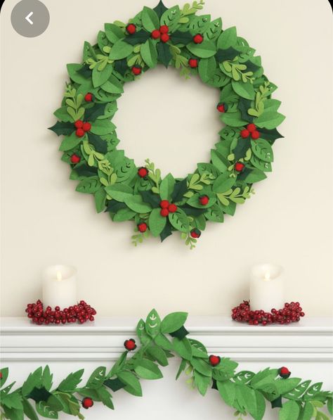 Poster Natal, Felt Christmas Wreath, Christmas Wreath Decor, Christmas Wreath Craft, Christmas Mistletoe, Flat Decor, Paper Christmas Decorations, Felt Wreath, Christmas Decorations Wreaths