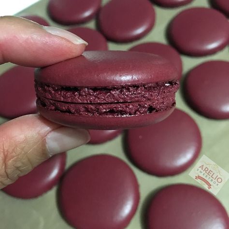 Haven't done this colour for a while.. What would you call it? Burgundy or marone?? @arelio_sweetbox #nofilter #burgundy #marone #macaronlove by arelio_sweetbox Burgundy Macarons, Red Macarons, Custom Macarons, Macaroon Tower, Pretty Poison, Art Fundraiser, Color Boards, Maroon Wedding, Expensive Wine