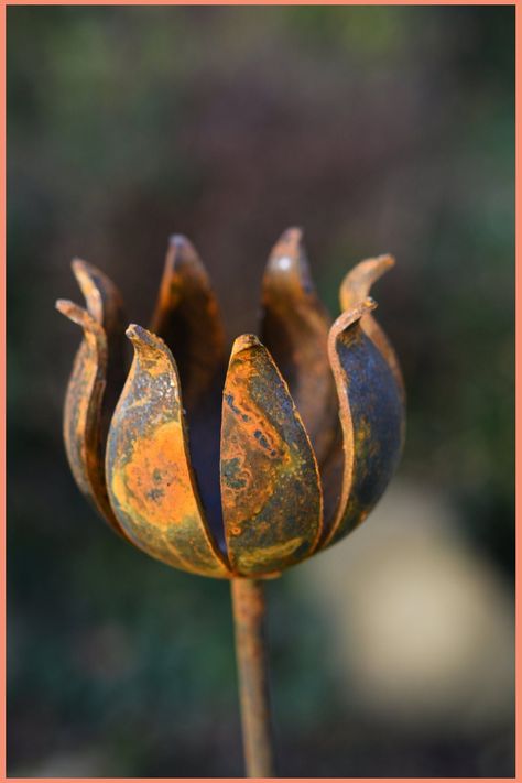 A rusted metal tulip sculpture. Metal Garden Sculpture Ideas, Metal Garden Flower, Rustic Garden Art, Metal Flowers Garden, Rusty Garden, Metal Sculptures Garden, Steel Flowers, Flower Sculptures, Metal Garden Art