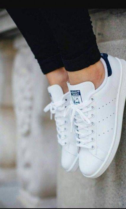 Cómo limpiar los zapatos según su tipo de material Adidas Shoes Women Sneakers, Popular Nike Shoes, Sneaker Outfits, Adidas Shoes Women, Shoes Outfit, Adidas Sneaker, Skateboarder, Trendy Sneakers, Sneakers Outfit