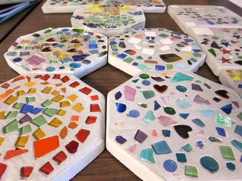 Outdoor Stepping Stones, Mosaics For Kids, Easy Mosaic, Mosaic Stepping Stones, Food Art For Kids, Coaster Art, Mosaic Art Projects, Blog Art, Homeschool Art