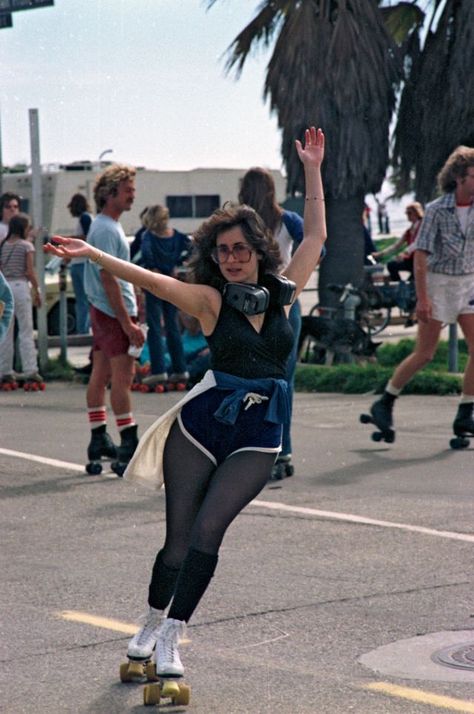 41 Amazing Photos That Capture Rollerskates at Venice Beach, Los Angeles in 1979 Roller Skating Outfits, Venice Beach California, Roller Disco, Roller Skaters, Roller Girl, Female Pose Reference, Body Reference Poses, Skating Outfits, Skater Girls