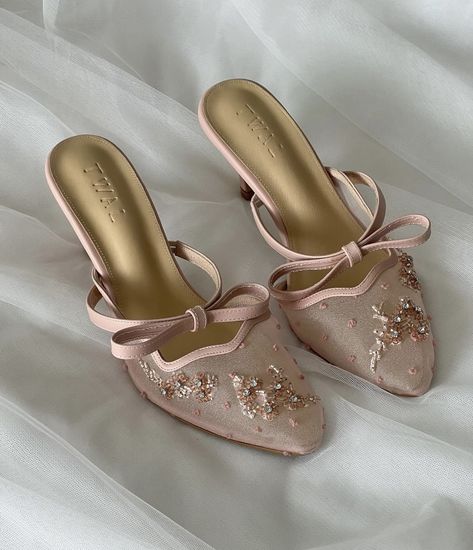 Unique Wedding Heels, Light Pink Heels, Pink Kitten Heels, Babydoll Tops, Embroidered Heels, Sequin Heels, Middle Eastern Fashion, Neutral Heels, Cute Shoes Heels