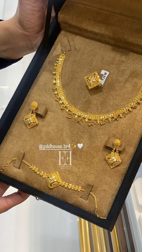 Asian Gold Necklace, Indian Wedding Gold Jewelry, Gold Jewellery Set Bridal, Gold Jewelry Aesthetic Arab, Bijoux En Or Dubai, Simple Gold Necklace Designs Indian, Arab Gold Necklace, Somali Gold Jewelry, Gold Jewelry Necklace Indian