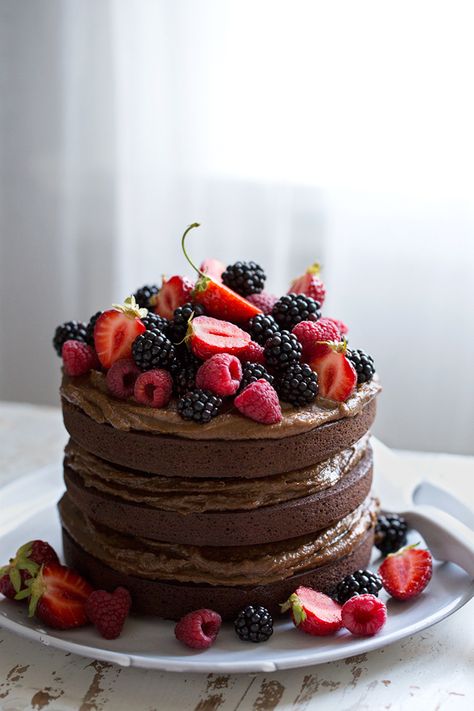 Cocoa crazy cake with salted caramel espresso drizzle and mixed berries Crazy Chocolate Cake, Chocolate Cake With Berries, Espresso Caramel, Cake With Berries, Strawberry Layer Cakes, Cake Filling Recipes, Fruity Cake, Cake Chocolat, Cake Photography