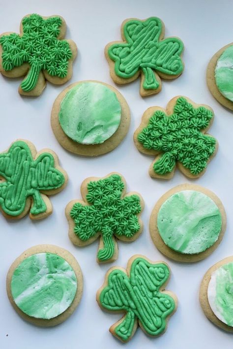 Shamrock Sugar Cookies Design with buttercream frosting for St. Patrick's Day Easy Baking Ideas, Sugar Cookies With Buttercream Frosting, Spring Flower Cookies, Cookies With Buttercream Frosting, St Patrick Day Snacks, Sugar Cookies From Scratch, The Best Sugar Cookies, Cookies Design, St Patrick's Day Cookies