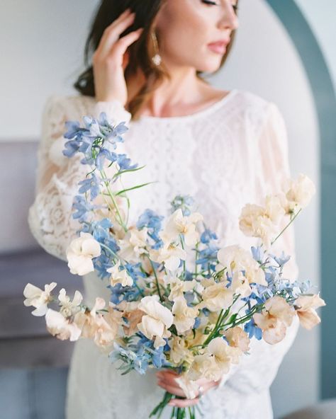 Bloom Babes on Instagram: “Been having so much fun reliving images from @modernloveevent ♥️ missing those sweet peas a whole lot but enjoying the beauties that summer…” Sweet Pea Bridesmaid Bouquet, Sweet Pea Wedding Bouquet, Blue Sweet Pea, Sweet Pea Bouquet, Blue Centerpieces, Bridal Bouquet Blue, Romantic Wedding Flowers, Blue Fountain, Flower Guide