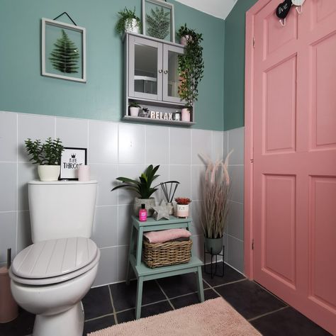 Pink Blue And Green Bathroom, Light Blue And Pink Bathroom, Blue Pink Bathroom, Teal And Pink Bathroom, Pink And Teal Bathroom, Eclectic Toilet, Green Ensuite, Lilac Bathroom Ideas, Colorful Bathroom Ideas Bright