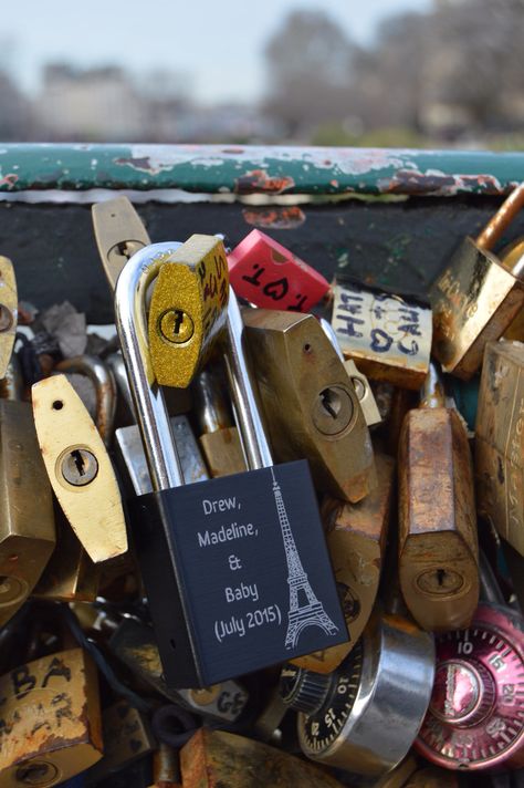 Our announcement - a love lock on Pont de l'Archevêché in Paris 12.29.14 Got it via Etsy at www.makelovelocks.com Types Of Themes, Baby Announcement Photoshoot, Fun Baby Announcement, Baby Announcement Pictures, Baby Announcement Photos, Love Lock, Pregnancy Announcements, Paris Theme, Baby G