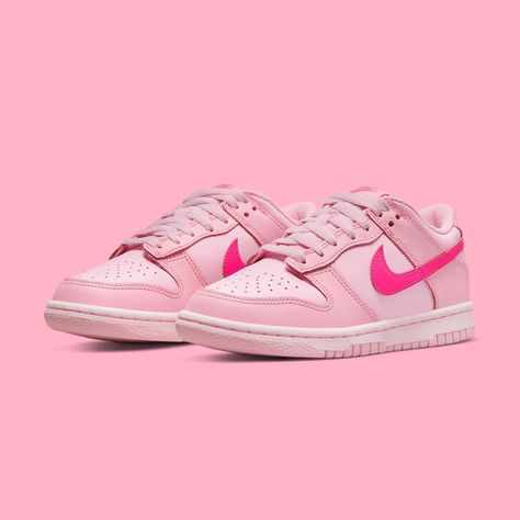 Triple Pink Dunks, Pink Wishlist, Pink Dunks, Pretty Shoes Sneakers, All Nike Shoes, Swag Outfits For Girls, Fresh Shoes, Cute Nikes, Black Barbie