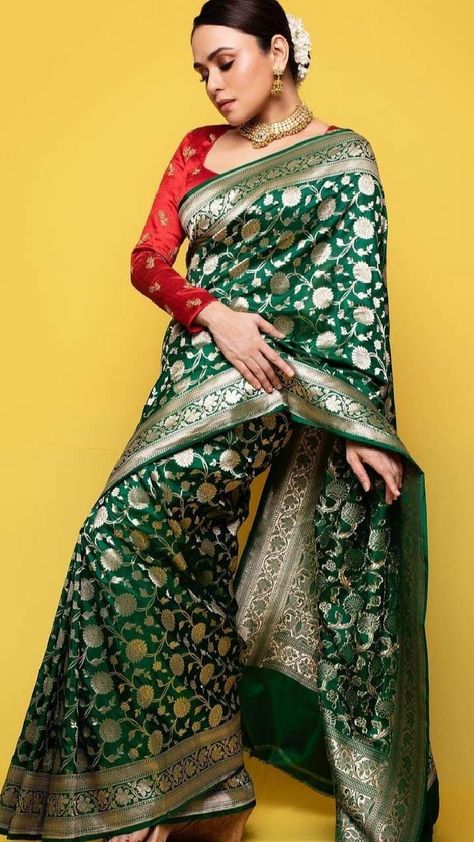 Bottle Green Saree Contrast Blouse, Ghatchola Sarees, Green Saree Contrast Blouse, Benaras Sarees, Saree Contrast Blouse, Amruta Khanvilkar, Bottle Green Saree, Celebrity Saree, Reception Sarees