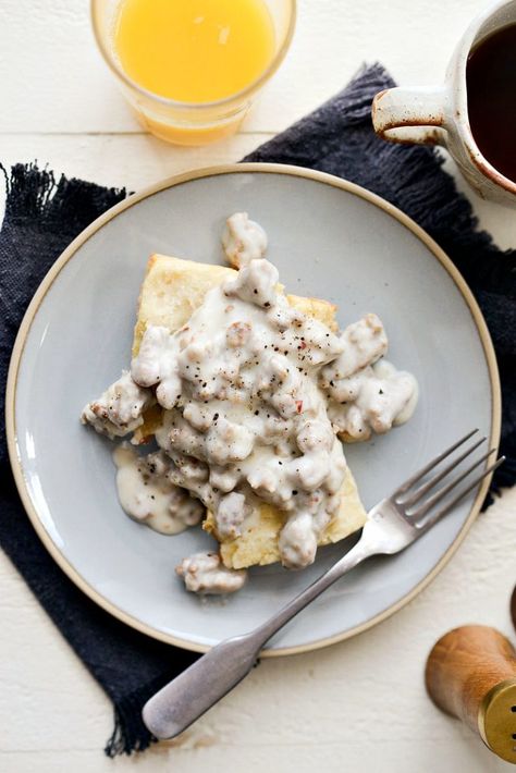 Turkey Sausage Breakfast Gravy - Simply Scratch Ground Turkey Gravy, Turkey Sausage Gravy, Breakfast Gravy Recipe, Turkey Sausage Breakfast, Paleo Breakfast Sausage, Homemade Breakfast Sausage Recipe, Homemade Turkey Sausage, Breakfast Gravy, Savory Biscuits