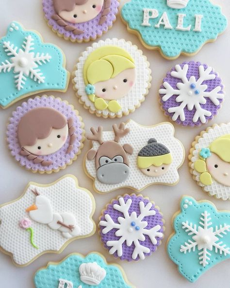 Frozen Fondant Cookies, Cookies Frozen, Frozen Fondant, Frozen Cupcake Toppers, Frozen Cupcakes, Frozen Theme Cake, Frozen Pasta, Frozen Birthday Cake, Buttercream Cupcakes