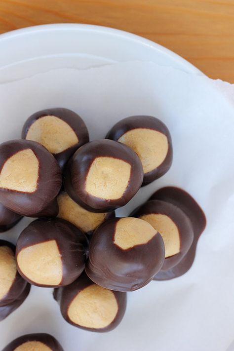 You only need a few ingredients and 10 minutes for this easy Buckeye Recipe. These no-bake peanut butter balls are dipped in dark chocolate for the ultimate chocolate peanut butter combo. Make them in advance for a quick treat ready whenever you get a sweet tooth. Easy Buckeye Recipe, Buckeye Recipe Easy, Buckeye Recipe, Buckeye Balls, Peanut Butter Buckeyes, Buckeyes Recipe, Quick Treats, Butter Balls, Almond Bark