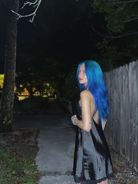 What To Wear With Blue Hair, Colerd Hair, Blue Hair Girl Aesthetic, Blue Hair Girl, Bright Blue Hair, Cute Hair Colors, Eye Makeup Art, Girl Tips, No Eyeliner Makeup