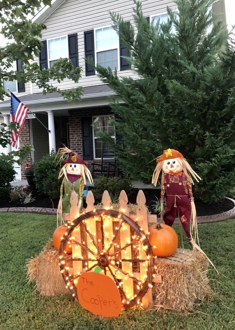 Wagon wheel fall display Wagon Wheel Decor Outdoor Fall, Fall Wagon Wheel Decor Outdoor, Fall Wagon Display, Fall Yard Decorations Decorating Ideas, Wagon Wheel Decor Outdoor, Fall Yard Displays, Old Magazine Crafts, Harvest Flowers, Christmas Wagon