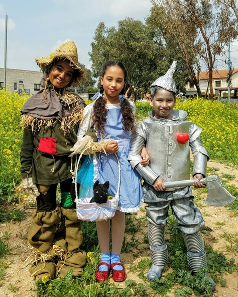 Wizard of oz handmade costumes of my kids Wizard Of Oz Witch Costume, Wizard Of Oz Costumes Diy, The Wizard Of Oz Costumes, Wizard Of Oz Play, Wizard Of Oz Costume, Quick Costumes, First Halloween Costumes, Happy Halloweenie, Neil Patrick