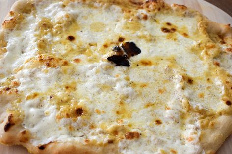 Truffle Oil Recipes, Truffle Pizza, Vegetarian Pizza Recipe, Ricotta Pizza, Truffle Cheese, Truffle Cream, Truffle Sauce, Pizza Dough Recipe Easy, White Pizza