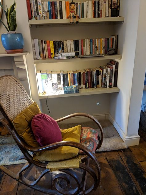 Cosy Reading Corner, Cosy Reading, Balcony Table And Chairs, Leather Dining Room Chairs, Cosy Room, Pretty Room, Reading Corner, Leather Dining, Retro Home Decor