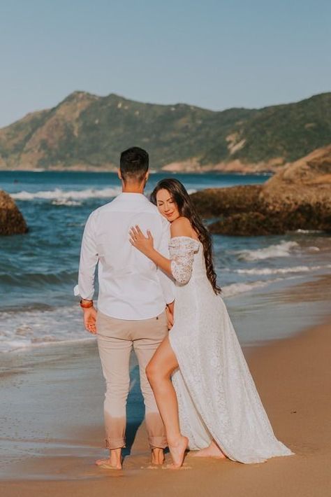 Pre Wedding Shoot Outfit Ideas Beach, Prenup Photoshoot Ideas Beach Outfit, Beach Wedding Couple Outfit, Pre Weeding Pose Photography, Pre Wedding Shoot Ideas Beach, Pre Wedding Na Praia, Pre Wedding Beach Photoshoot, Beach Pre Wedding Shoot, Beach Pre Wedding