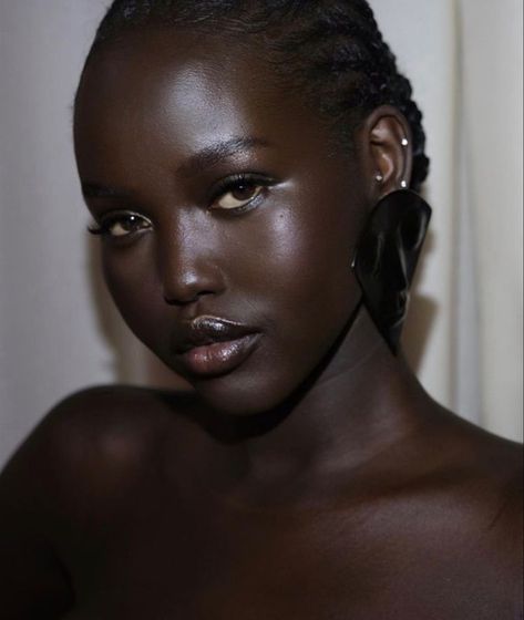 ᴴᴱᴿᵂᴼᴿᴸᴰ Dark Feminine Makeup Black Women, Schiaparelli Ss23, Dark Skin Models, Adut Akech, Pretty Dark Skin, Black Queens, Vs Models, Scorpio Moon, Dark Skin Beauty