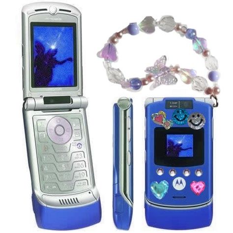 Razor Flip Phone, Early 2000s Flip Phone, Decorated Flip Phone 2000s, Fliphones Aesthetic, Early 2000s Technology, Motorola Flip Phone Aesthetic, 90s Phone Aesthetic, Decorated Flip Phone, Flip Phone Decoration