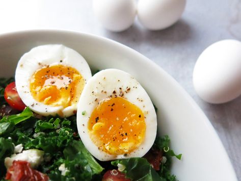 Learn how to make the perfect jammy 7 minute egg  #egg #7minuteegg #olivesandlamb #breakfast #foodblog #foodphotography Salads Bowls, Ramen Egg, Egg Egg, Carrot Cupcake, Meat Pasta, Grain Salad, Fruit Pizza, All Purpose Flour, Lunch Salads