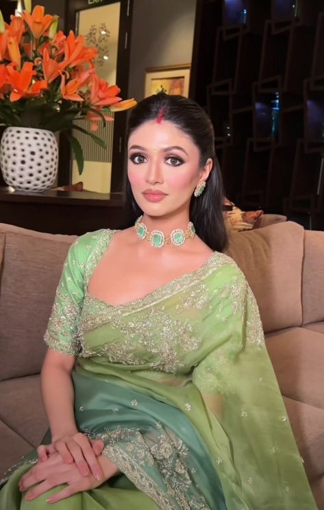 Green Banarasi Saree Styling, Light Green Lehenga Makeup Look, Makeup On Pista Green Dress, Mallu Wedding, Pakistani Makeup Looks, Indian Frocks, Dupatta Styling, Desi Fits, Saree Wearing