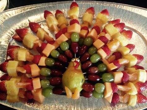 Fruit kabob turkey Turkey Kabobs, Fruit Kabob, Fruit Turkey, Thanksgiving Fruit, Strawberry Cake Recipe, Dressing For Fruit Salad, Fruit Appetizers, Fruit Juice Recipes, Kabob Skewers