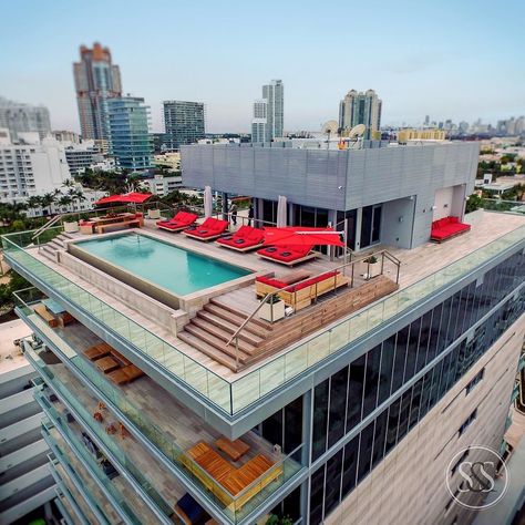 Penthouse Swimming Pool, Pent House Terrace, Rooftop Pool Design, Rooftop Penthouse, Apartment Rooftop, Swimming Pool Plan, Modern Pool House, Penthouse Design, Luxury Swimming Pools