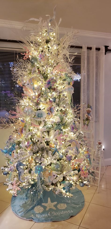 Beach Theme Christmas Tree Ideas, Christmas Tree Inspiration White, Tropical Christmas Trees, Beachy Christmas Tree, Beach Christmas Trees, Tree Ideas Christmas, Beach Christmas Decorations, White Christmas Tree Ideas, Coastal Christmas Tree