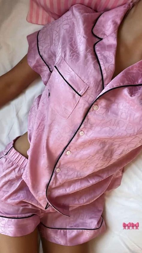 Love Pink Clothes, Victoria's Secret Aesthetic, Pink Pjs, Pajamas Aesthetic, Silk Pjs, Pyjama Satin, Cute Pjs, Mode Zara, Victoria Secret Outfits