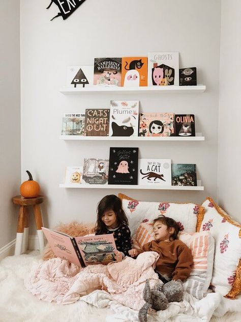 Halloween Book Nook #shelfie Holiday Bookshelves, Floating Bookshelf, Nursery Bookshelf, Kids Deco, Playroom Design, Baby Room Design, Small Apartment Decorating, Bookshelves Kids, Halloween Books