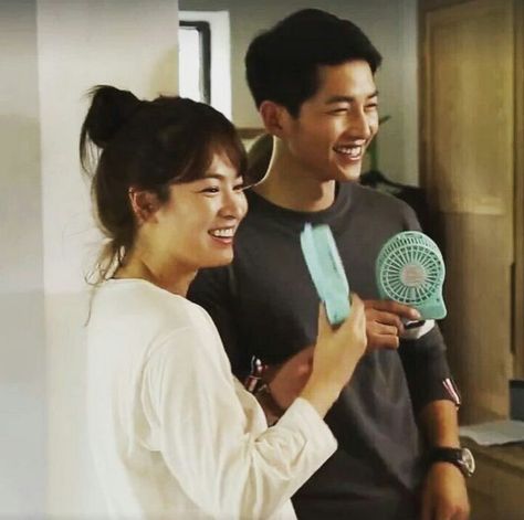 Twitter Descendants Of The Sun Wallpaper, Sun Song, Songsong Couple, Descendants Of The Sun, Korean Drama Series, Couples Songs, Hye Kyo, Song Joong, Song Hye Kyo