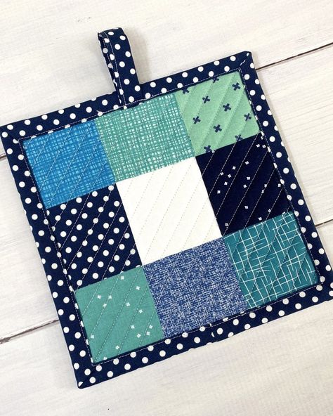 Quilted Potholder Patterns Free, Free Potholder Patterns Sewing Quilted Potholders, Easy Potholders To Sew, Potholders Diy, Potholder Patterns Free, Quilted Potholder Pattern, Coaster Patterns, Oven Towels, Christmas Quilting