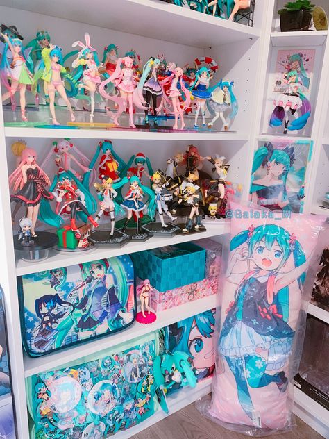 [Picture#2558375] My Hatsune Miku shrine 4/4 Kawaii Bedroom, Otaku Room, Anime Decor, Anime Room, Gaming Room Setup, Cute Room Ideas, Anime Figurines, Gamer Room, Kawaii Room