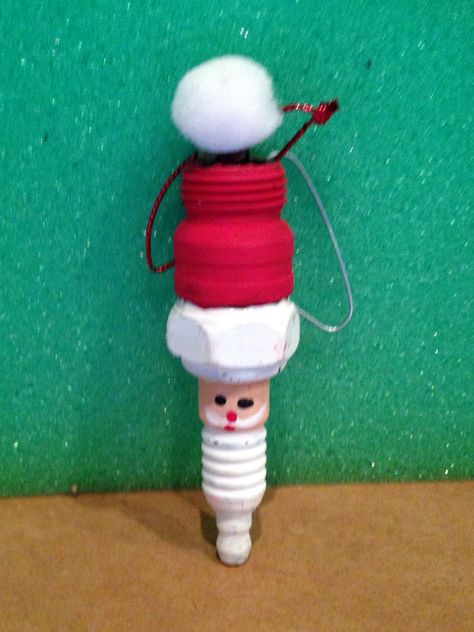 Spark plug Santa Car Part Jewelry, Mechanic Christmas Decorations, Mechanic Christmas Tree, Spark Plug Crafts, Mechanics Christmas Tree, Hardware Ornaments, Spark Plug Art, Dune Buggies, Go Karts