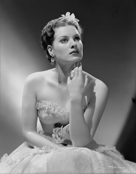 Maureen O Hara, Old Hollywood Actresses, Maureen O'hara, Olivia De Havilland, Classic Actresses, Gown Photos, Hollywood Legends, White Gowns, Hollywood Glam