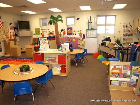 Everything in the classroom should looks arranged, tables and chairs, whole group area, bookshelves, wall decoration, and line up dots. Pre Kindergarten Classroom, Preschool Classroom Setup, Kindergarten Classroom Setup, Jungle Classroom, Classroom Arrangement, Preschool Rooms, Prek Classroom, Classroom Layout, Kindergarten Lesson Plans