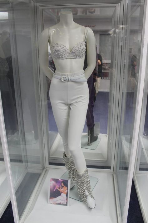 I Went To The Selena Museum And It's Truly Majestic Selena Museum, Selena Costume, Old Youtube, Selena Quintanilla Birthday, Selena Quintanilla Outfits, Selena Quintanilla Fashion, Selena Pictures, White Bustier, Selena Q