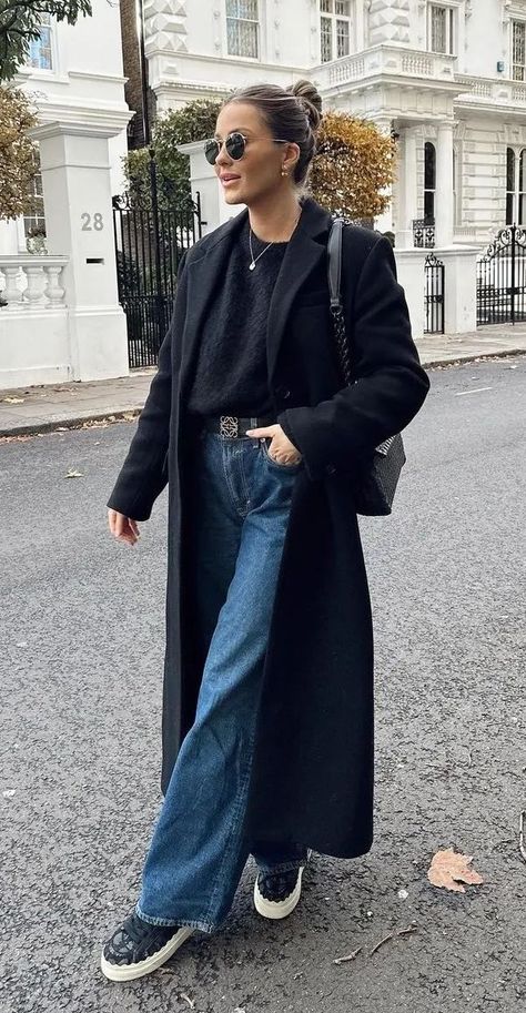 Long Black Jacket Outfit Casual, Parisian Winter Outfits Cold, Black Turtleneck Winter Outfit, Outfit Manteau Long Noir, Long Black Jacket Outfit, Black Trench Coat Outfit Winter, Black Trench Outfit, Black Trench Coat Outfit Casual, Black Coat Outfits For Women