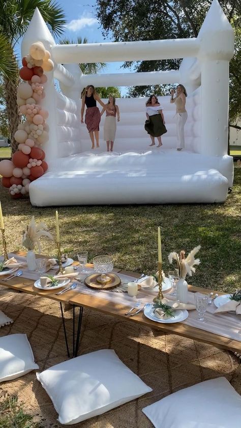 Picnic Party Decorations, Luxury Picnics, Picnic Theme, Outdoors Birthday Party, Yard Party, Picnic Inspiration, Picnic Decorations, Cute Birthday Ideas, Birthday Dinner Party