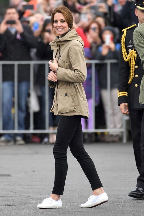 Kate Middleton style: The Duchess of Cambridge wearing a Troy London parka, skinny black jeans and Superga trainers Superga Sneakers Outfit, Kate Middleton Stil, Fashion History Books, Kate Middleton Style Outfits, Herzogin Von Cambridge, Zara Looks, Jackie O Style, Fashion Forward Outfits, Kate Middleton Outfits